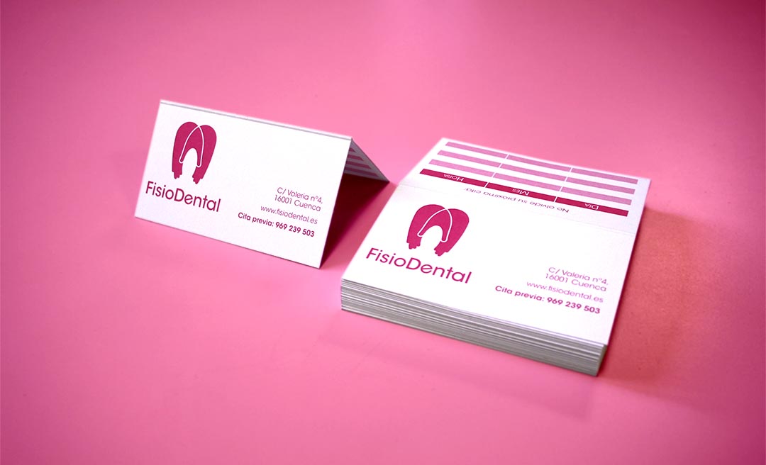 Creación del diseño de la identidad corporativa, tarjetas de visitas, tarjetas de citas y toda la imagen de la clínica FisioDental. 