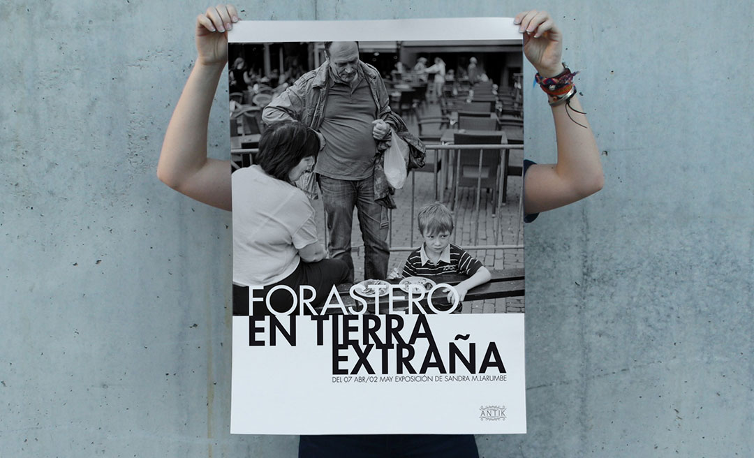 Cartel diseñado para la exposición fotográfica “FORASTERO EN TIERRA EXTRAÑA” de la fotógrafa Sandra M. Larumbe.
